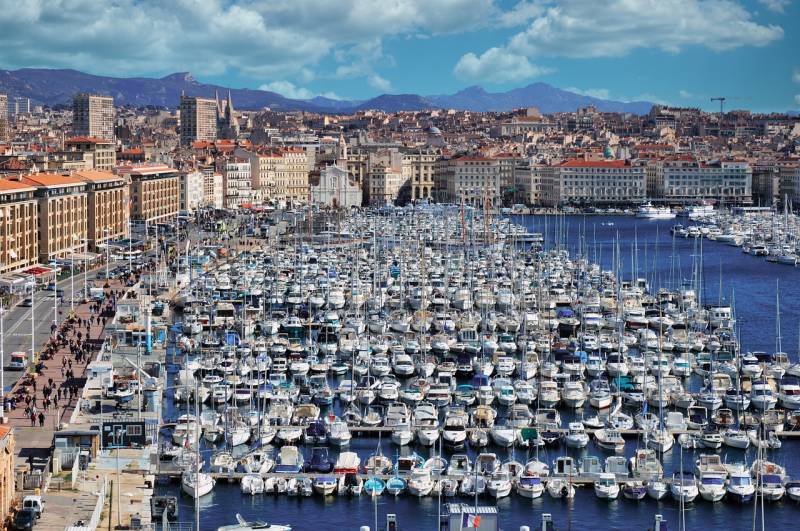 Quel est le meilleur restaurant de groupe pour un anniversaire de 50 personnes à Marseille ?